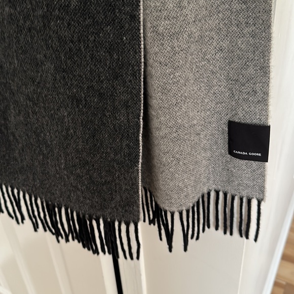 Men’s Canada Goose Scarf - Two-Tone Grey Reversible / black tassels (NEVER WORN) - Picture 4 of 6